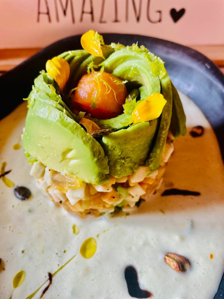 Tartare de crozets au safran avec rose d'avocat et lassi à la cardamome Chiron et Fils