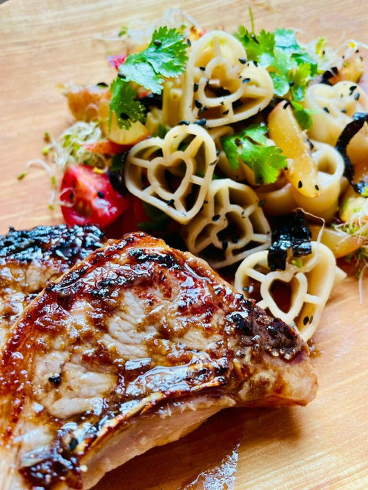 Salade de Cœurs de Savoie aux prunes et nori avec côtelettes d'agneau laquées Chiron et Fils