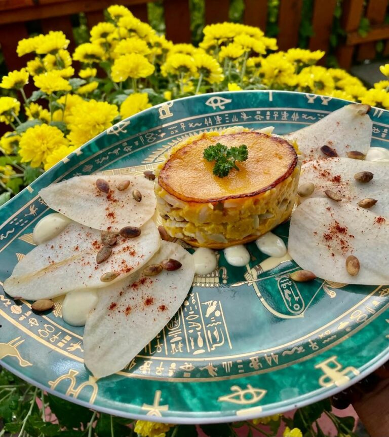Salade de pépinettes à la courge crue, graines de courge grillées et vinaigrette de poires Chiron et Fils