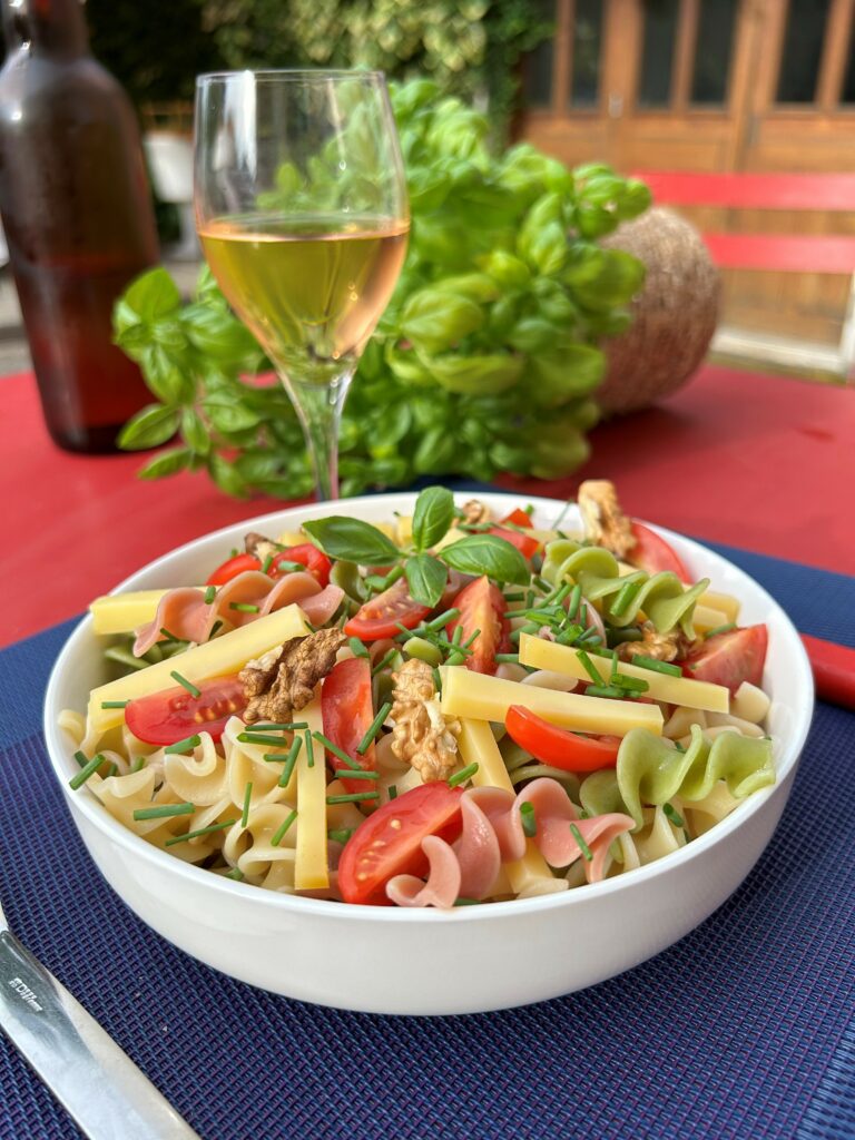 Salade de Torsette tricolores Chiron et Fils avec jambon de Savoie, Beaufort et noix
