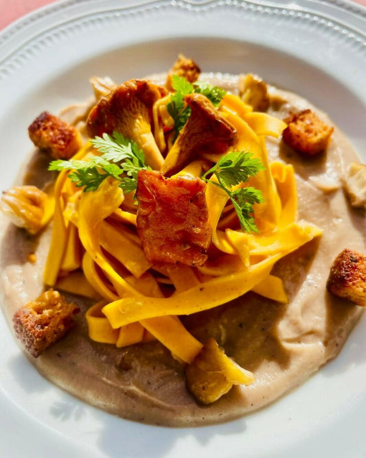 Taillerins safranés Chiron et Fils à la crème de châtaignes, girolles et croûtons de pain d'épices